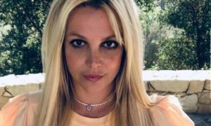 britney 2 300x180 - Britney Spears posa desnuda en la playa 