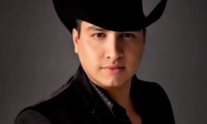 julionalvarez 1 300x180 - Julión Álvarez considera operarse para poder bajar de peso