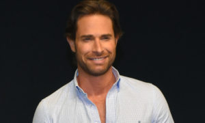 sebastian rulli posando son 300x180 - Sebastián Rulli se reencuentra con su padre