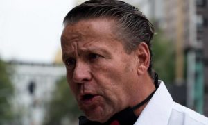 Alfredo Adame 300x180 - Alfredo Adame quiere patentar sus patadas de bicicleta