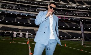 eduincaz 300x180 - Eduin Caz hace el oso en los Latin American Music Awards