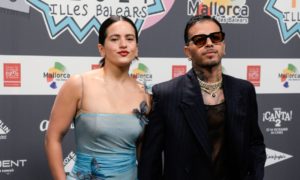 rauw t 1 300x180 - Rauw Alejandro se hace un tatuaje con el nombre de Rosalía