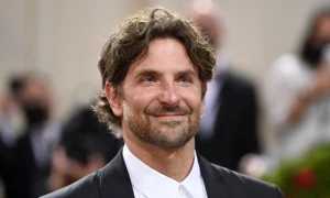 bradley cooper esta irreconocible nueva pelicula maestro 98 300x180 - Bradley Cooper sorprende con un aspecto envejecido