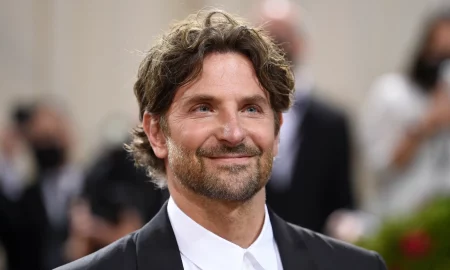 bradley cooper esta irreconocible nueva pelicula maestro 98 450x270 - Bradley Cooper sorprende con un aspecto envejecido