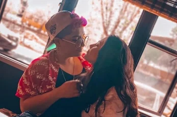 historia de dos mujeres que se enamoraron por redes sociales andrea originaria de lima peru se enamoro de una queretana y se casaron 5 - Megan Fox rompió su traje para tener sexo con Machine