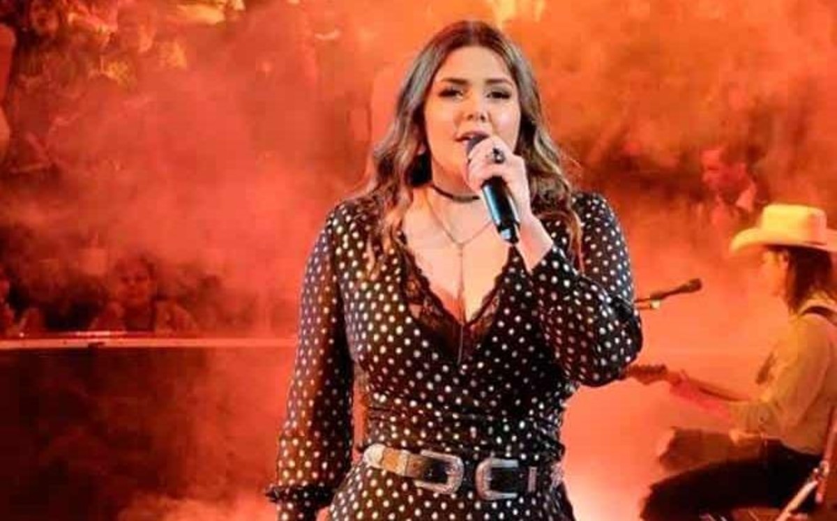 yuridia flores antes y despues - Yuridia explota contra el equipo de sonido