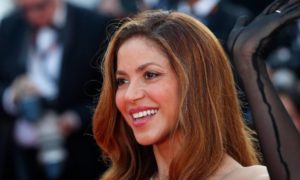 20220525 2cc5b4b3cd14efb09897447d88cf0dba2f5da6b8 40036796 20220525193303 300x180 - Shakira recibe declaración de amor en la puerta de su casa