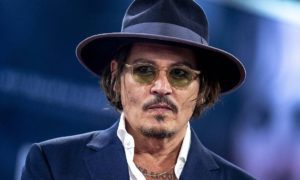 Disney le esta ofreciendo 301 millones de dolares a Johnny D 300x180 - El jugoso contrato con el que Johnny Depp volvería a “Piratas del Caribe”