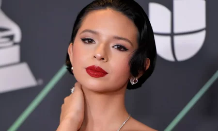 angelaaguilar getty 1 450x270 - Ángela Aguilar recibe "regaño" de su papá por el escote de su vestido