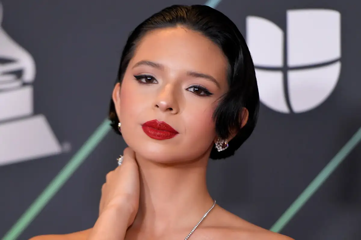 angelaaguilar getty 1 - Ángela Aguilar recibe "regaño" de su papá por el escote de su vestido