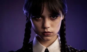 descarga 22 300x180 - Así luce Merlina en la serie de Tim Burton sobre la hija de 'Los locos Addams'