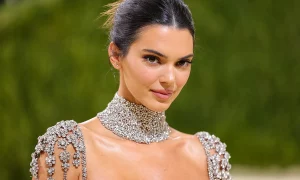 descarga 300x180 - Kendall Jenner deja ver cómo toma el sol completamente desnuda