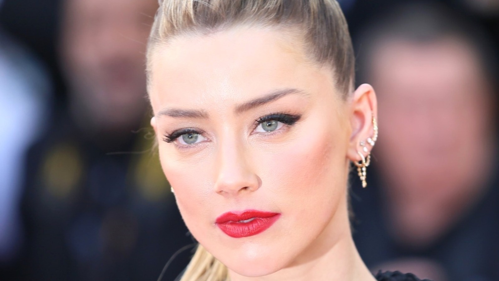 l intro 1651259317 - Amber Heard revela que sigue enamorada de Johnny Depp