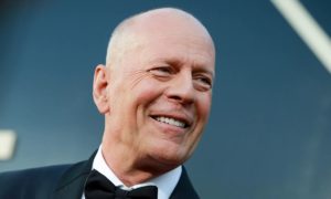 16494208402736 300x180 - Acusan a productor de forzar a Bruce Willis a seguir grabando pese a estar enfermo