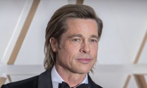 B9731327422Z.1 20220624103741 000GNFKOVM35.1 0 300x180 - Brad Pitt cuenta a los hombres las ventajas de usar falda