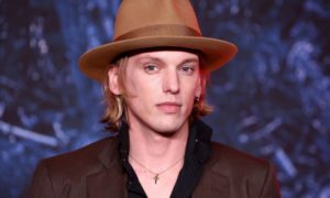 Jamie Campbell Bower at Stranger Things Season 4 premiere 1200x644 1 300x180 - Jamie Campbell revela los problemas de adicciones que lo llevaron a un hospital