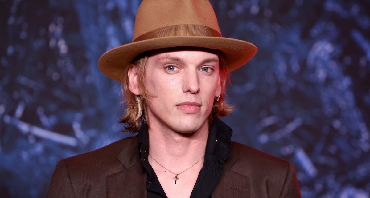 Jamie Campbell Bower at Stranger Things Season 4 premiere 1200x644 1 - Jamie Campbell revela los problemas de adicciones que lo llevaron a un hospital