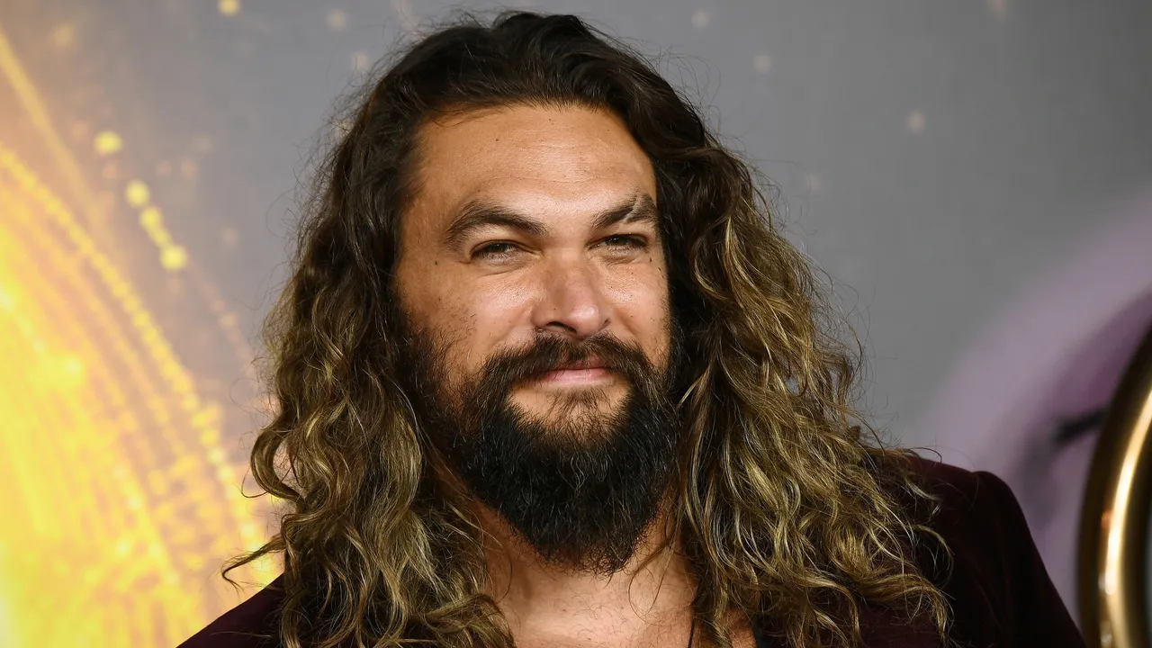 Jason Momoa - Jason Momoa tiene accidente en su coche en Los Angeles