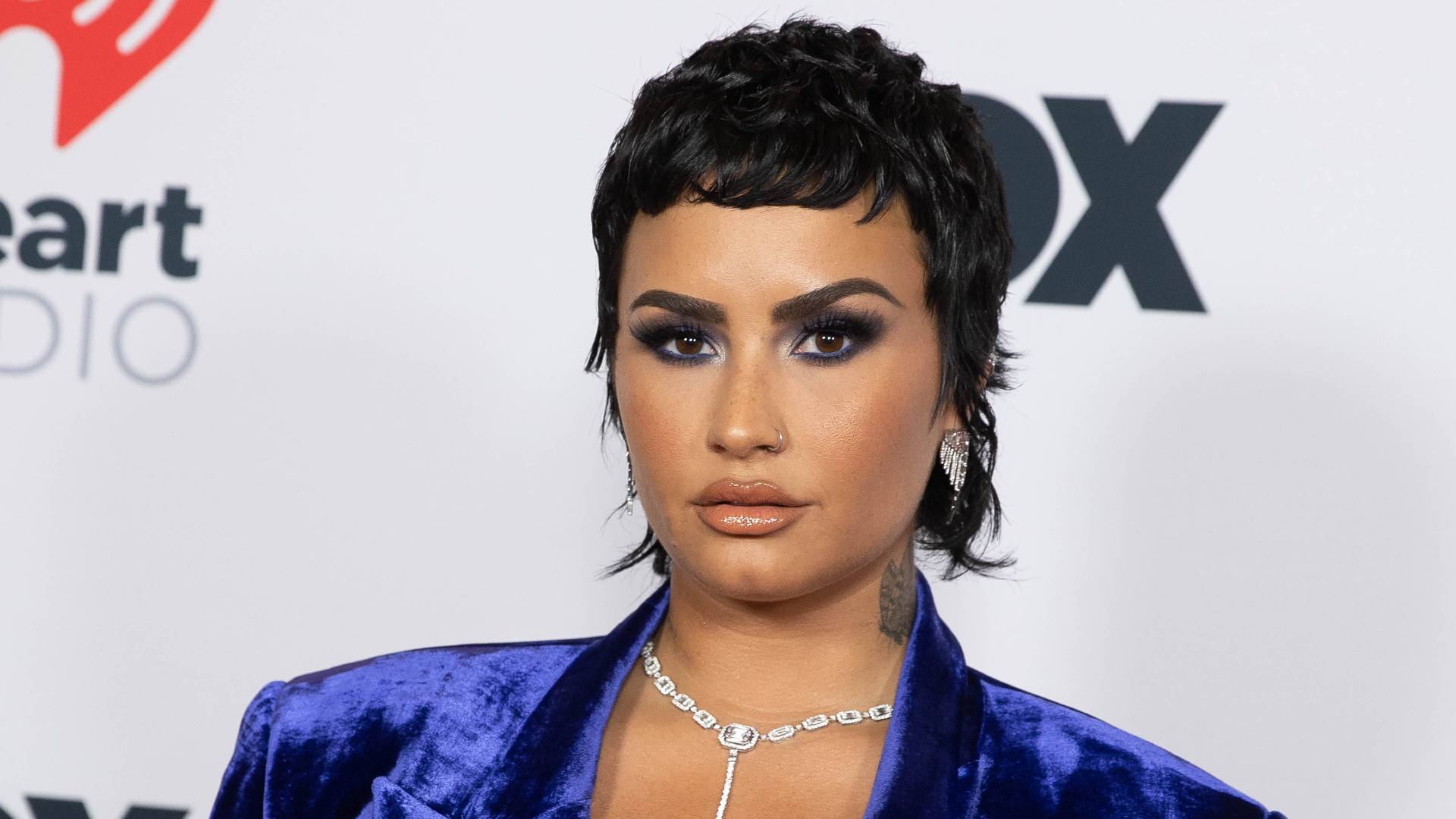 demi lovato iheartradio music awards 2021 - Demi Lovato sufre aparatoso accidente y se abre la frente