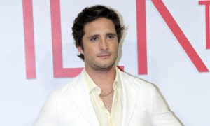 10918 DIEGOBONETA FATHEROFTHEBRIDE MIA044 e1659125674663 300x180 - Diego Boneta se lanzará con su propia marca de tequila