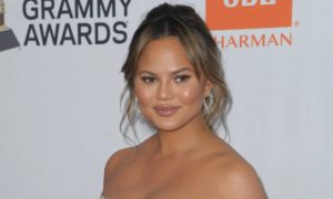 196258dc 2847 4e6d a649 ef9102c7471c 300x180 - Chrissy Teigen anuncia que está embarazada de nuevo