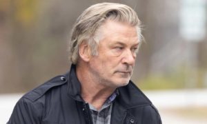 No estoy bien estoy preocupado por ella Alec Baldwin momentos despues del accidente en el set de Rust 300x180 - Alec Baldwin podría recibir cargos penales