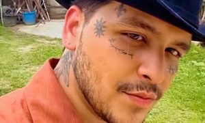 christian nodal publinews 1 300x180 - Christian Nodal aparece en redes sin rastro de sus tatuajes