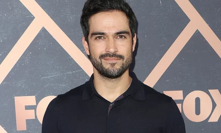 descarga 5 450x270 - Alfonso Herrera ya trabaja en "Rebel Moon"