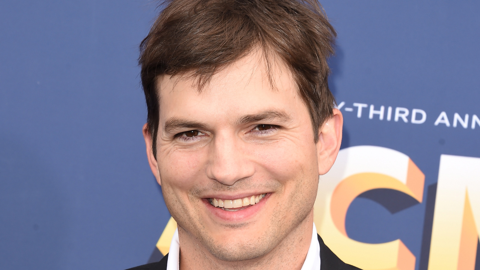 l intro 1650922572 - Ashton Kutcher y la rara enfermedad que le afectó la vista