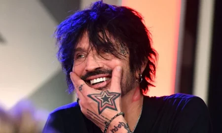 la fotografa de tommy lee de la que todo el mundo est hablando 450x270 - Tommy Lee publica foto desnudo que desaparece de Instagram