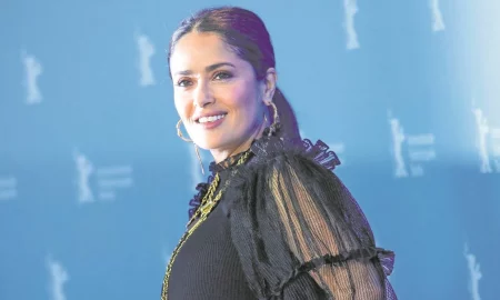 salma hayek diosa 450x270 - Salma Hayek formaría parte de la sexta temporada de "Black Mirror''