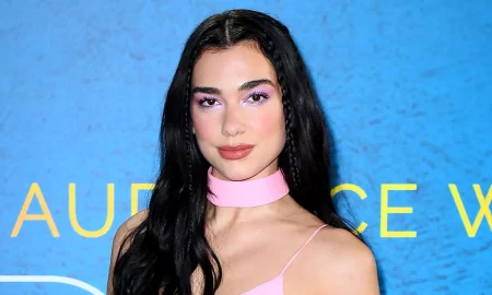 Dua Lipa Is ‘Reclaiming Her Viral TikTok Dance After Being Bullied for It2 450x270 - Dua Lipa ya no quiere saludar de cerca a sus fans