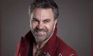 Manuel Mijares ex de Lucero posa junto a su novia 300x180 - Manuel Mijares habla tras la muerte de su mamá