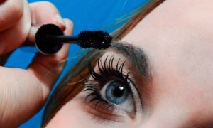 consejos de belleza trucos remedios caseros 470464225 146575772 1706x960 300x180 - Como aplicar correctamente tu mascara de pestañas