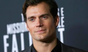 henry cavill to play sherlock holmes in legendarys enola holmes deadlinecom 2447309 300x180 - Henry Cavill le diría adiós a Superman