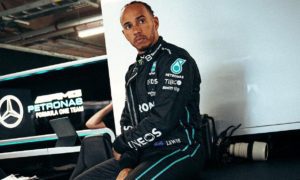 16562396688720 300x180 - Lewis Hamilton prepara una película con Brad Pitt