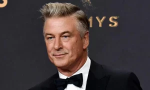 alec baldwin 2510155 300x180 - Alec Baldwin esta de acuerdo con continuar rodaje de "Rust"