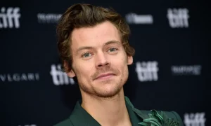 harry styles premios tiff 2022 98 300x180 - Harry Styles lanza nuevo video y usuarios aseguran que copió a otro cantante