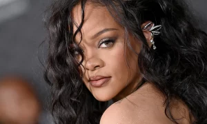 1436969737 300x180 - Rihanna muestra por primera vez el rostro de su hijo