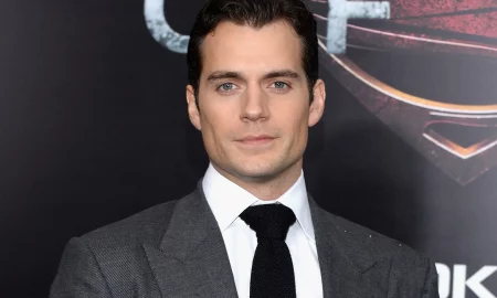 164595 450x270 - Henry Cavill queda fuera de DC