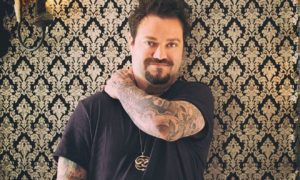 16706036711391 300x180 - Bam Margera está hospitalizado con respirador por neumonía