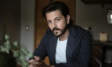 2GS7ZCAN25HSNLE76GKS7R6UDQ 450x270 - Diego Luna despide en Bellas Artes a su padre