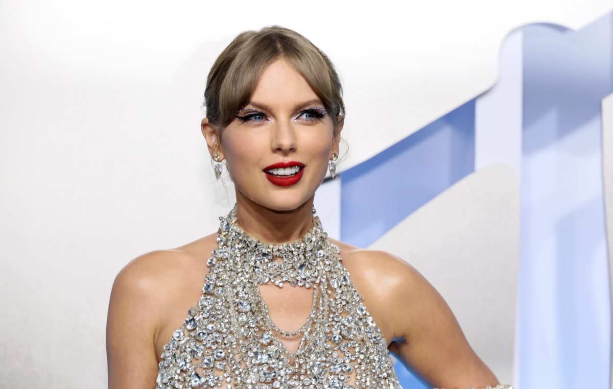 Taylor Swift continua revelando la lista de canciones del nuevo 1200x762 - Taylor Swift arrasa con el lanzamiento editorial más grande de 2024