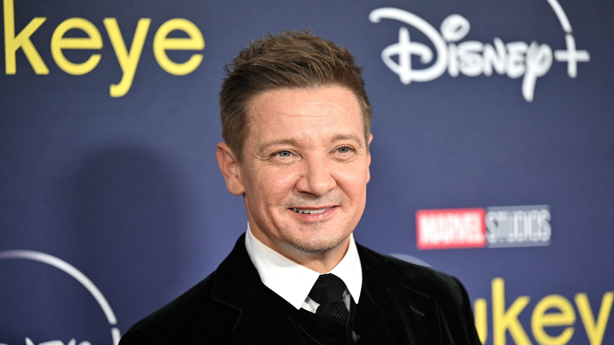 02xp jeremy renner videoSixteenByNine3000 scaled - Jeremy Renner reaparece en redes tras accidente