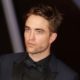 69 80x80 - Cuestionan look con falda de de Robert Pattinson