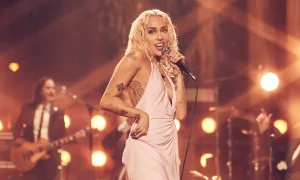 Miley Cyrus Flowers HEADER 300x180 - La canción con la que Miley Cyrus destronó a Shakira