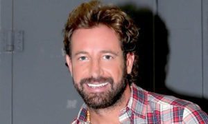 featured img of post 136368 300x180 - Gabriel Soto huye de los medios