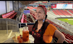 Ver fotos recientes 1 300x180 - Los tacos de Lola, la presencia mexicana en el Super Bowl