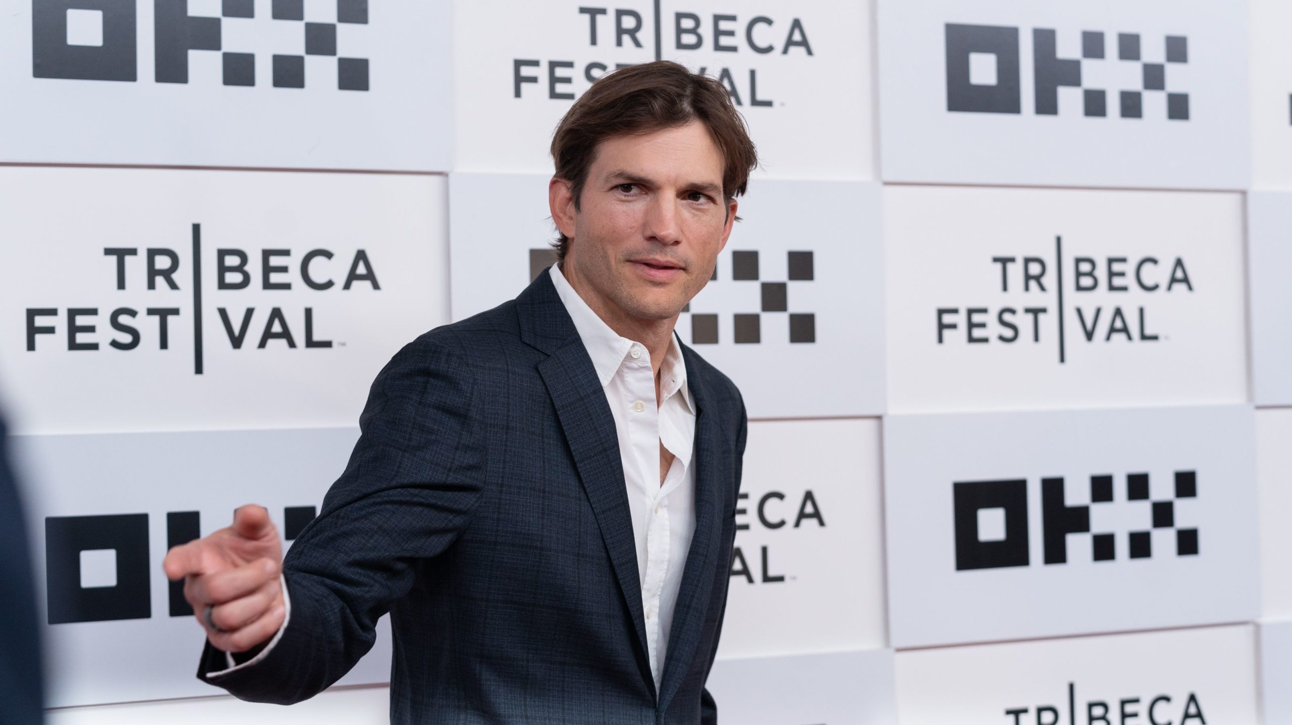 actor ashton kutcher attends the premiere of vengeance news photo 1661934273 scaled - Ashton Kutcher vive el amor