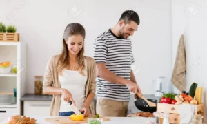 93258302 la gente y el concepto de alimentacion saludable pareja cocinando comida en casa cocina 300x180 - Recetas para Semana Santa